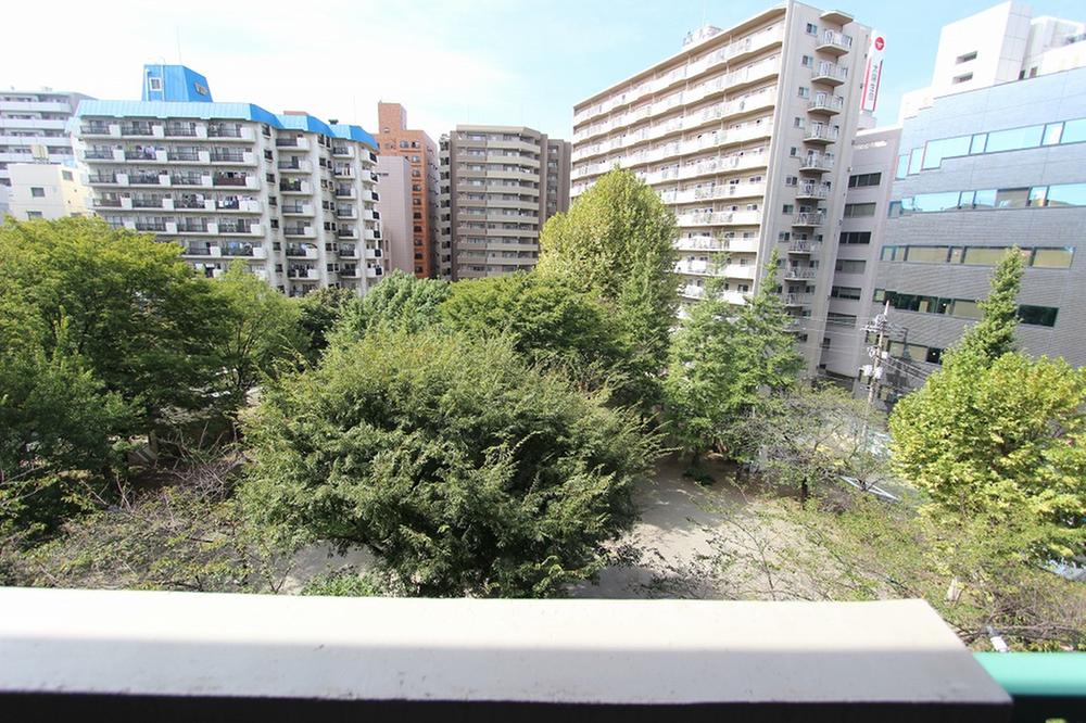 View photos from the dwelling unit. Because it is adjacent to the entrance Arai park, Out of the window it does not have a thing to block the sun