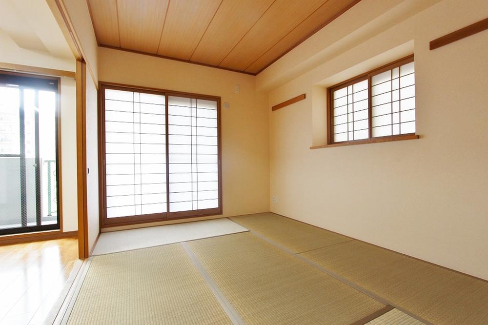 Non-living room. The room also per two-sided lighting renovation already Japanese-style room is very beautiful Indoor (10 May 2013) Shooting