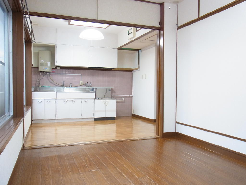 Living and room. Flooring of brown is a popular regardless of gender.