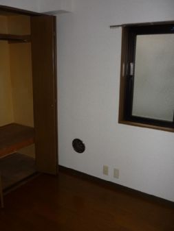 Living and room. Reference is a picture. 