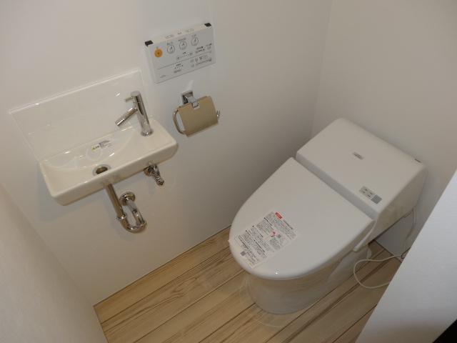 Toilet. C Building toilet (December 2013) Shooting