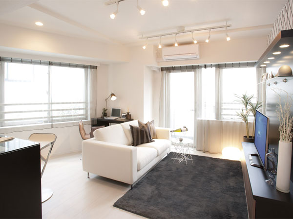 Living.  [living ・ dining] Opened to fill the living room curtain, Bathed in sunshine. Pleasant relaxation of living play with light ・ Dining is. (Which was the D-type model room shooting (February 2013), Some optional specifications (paid ・ Application deadline Mu) are included. )