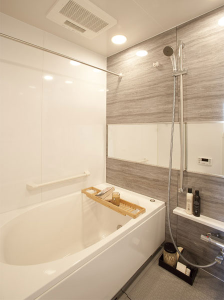 Bathing-wash room.  [Bathroom] The bathroom has established a thermo floor that solves the shower faucet and the cold floor with a thermostat.