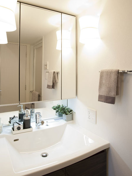 Bathing-wash room.  [Powder Room] Feature-rich and modern beauty. It was applied to the key point of the quality of the equipment to fulfill a pleasant everyday life.