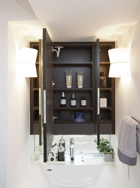 Bathing-wash room.  [Kagamiura with storage triple mirror] Equipped with a vanity that has the storage function of large capacity to the wash room. It provides a convenient three-sided mirror. Also, Dated at hand lamp, It is also useful at the time of cleansing.  ※ With fogging heater