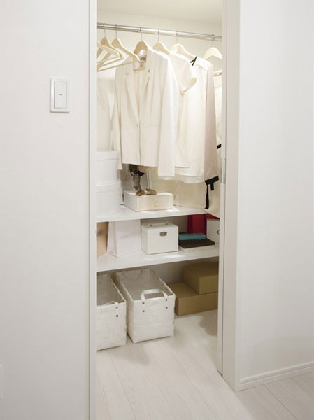 Receipt.  [Walk-in closet] Installation of high storage capacity walk-in closet. Since the sliding door specification has very excellent in usability.  ※ By with LED down light the (F type model room was taken (February 2013), Some optional specifications (paid ・ Application deadline Mu) are included. )