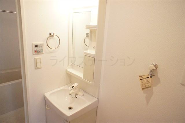 Wash basin, toilet. Local (December 19, 2013) when shooting Rainy weather