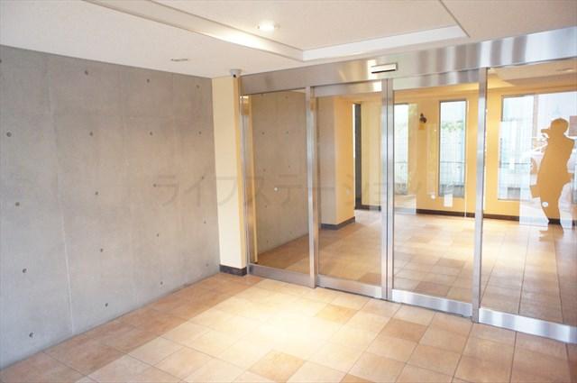 Entrance. Common areas