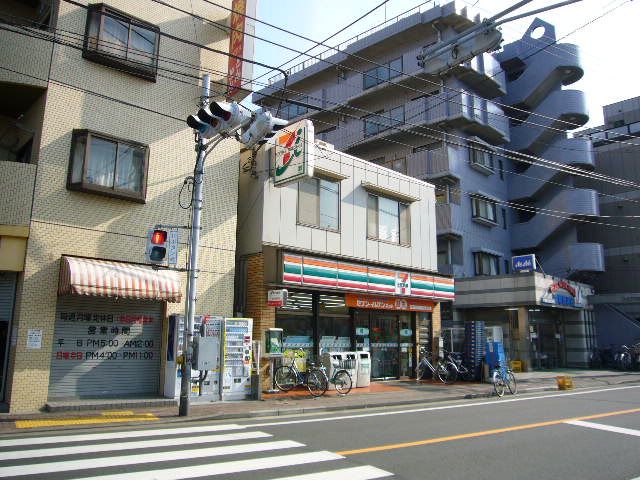 Convenience store. Seven-Eleven (convenience store) up to 100m