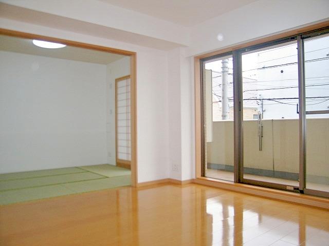 Living. Because they are separated by a sliding door to the Japanese-style can produce a spacious space interior (December 2013) Shooting