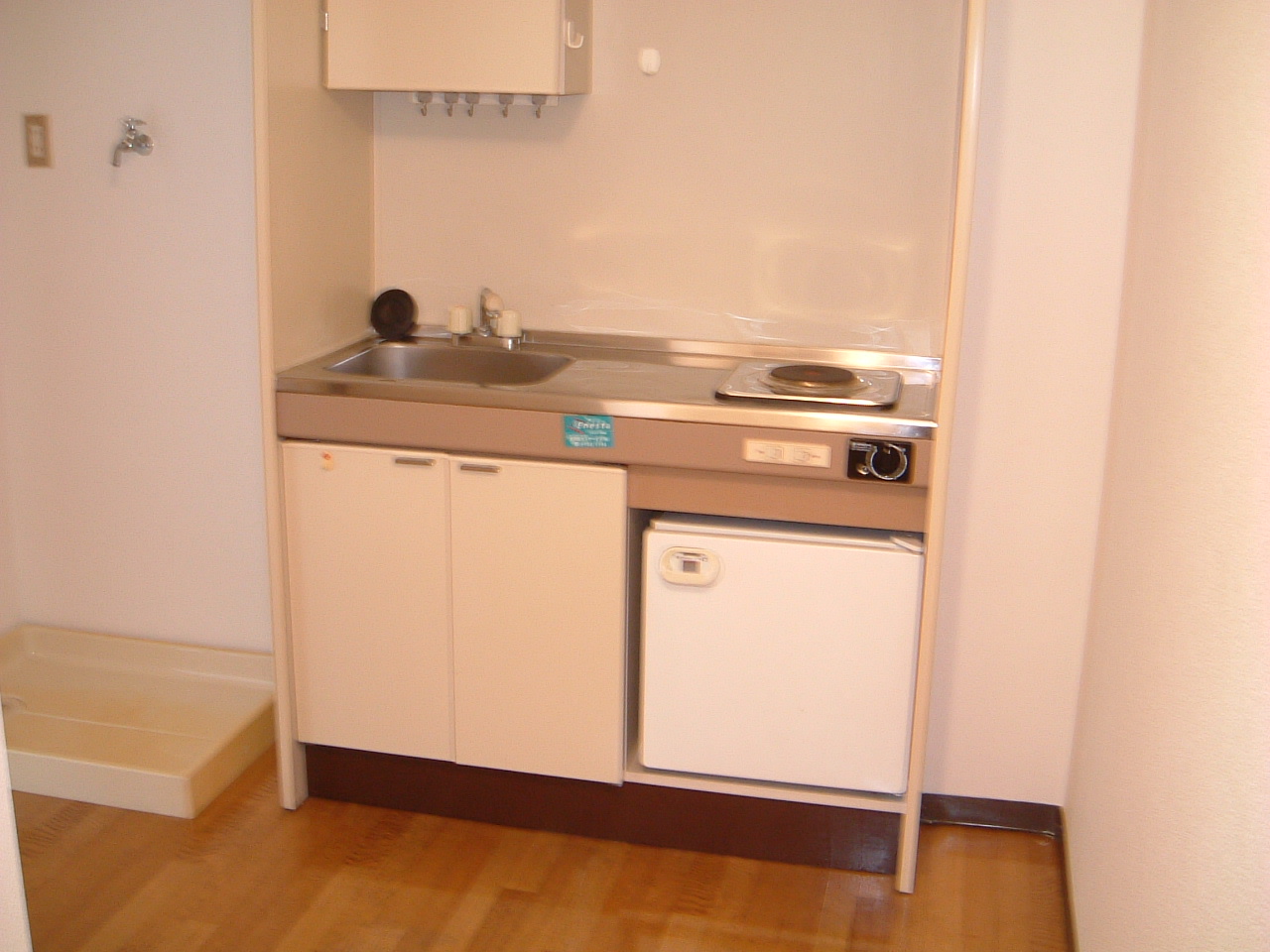 Kitchen. Mini fridge Yes