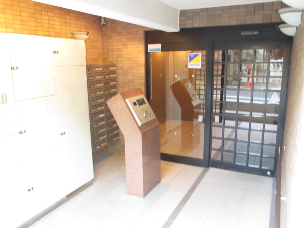 Entrance. Auto with lock