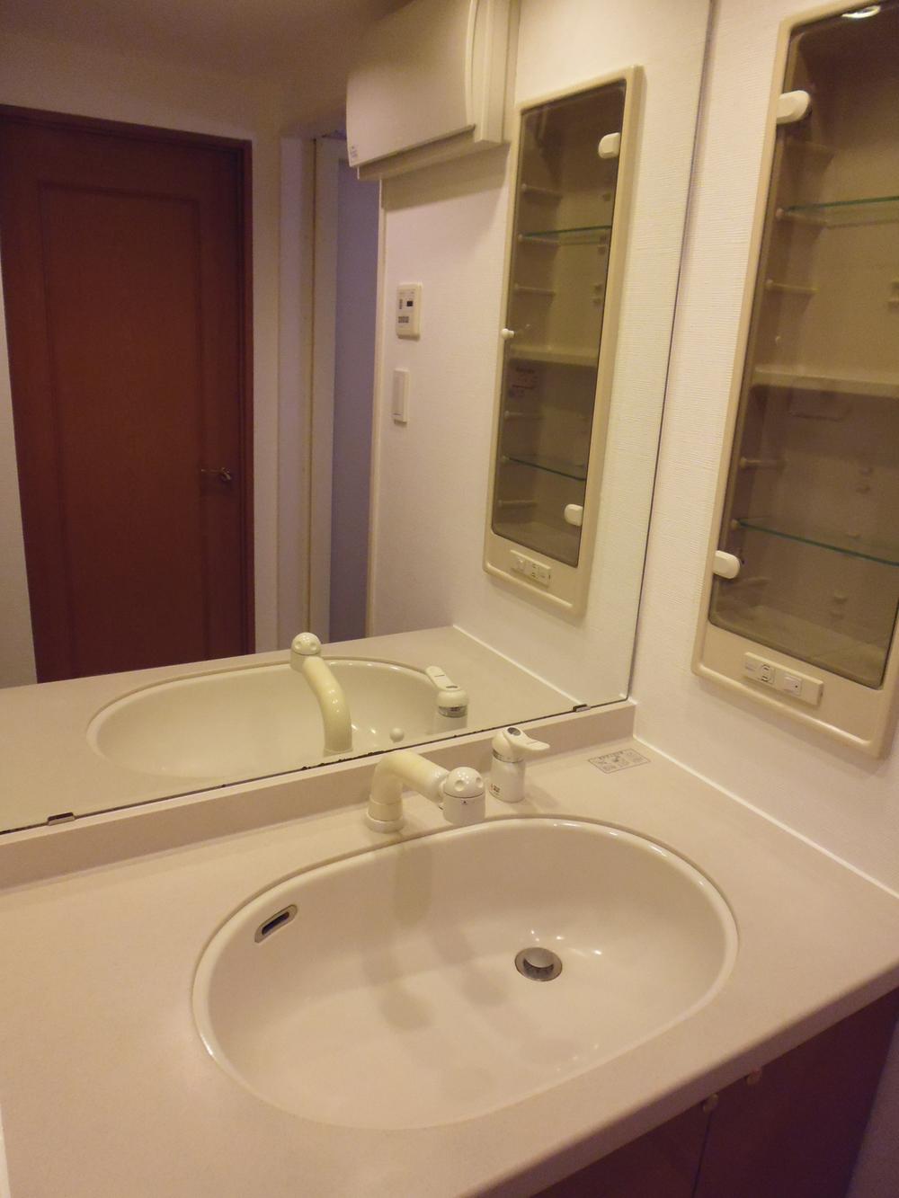 Wash basin, toilet. Wash basin