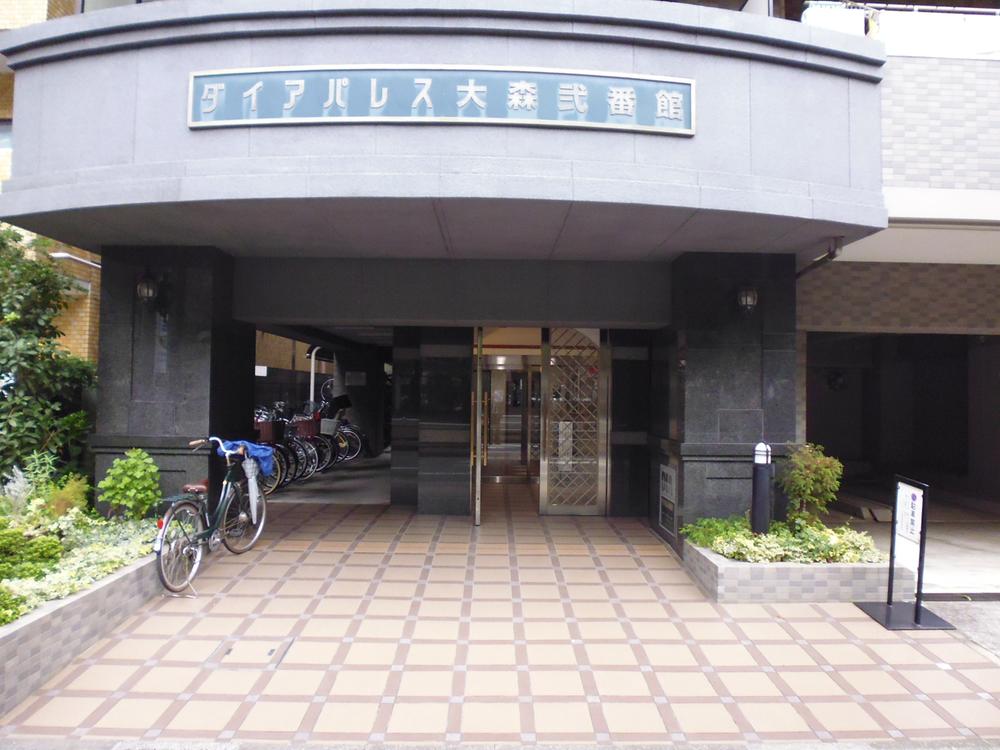 Entrance. Common areas