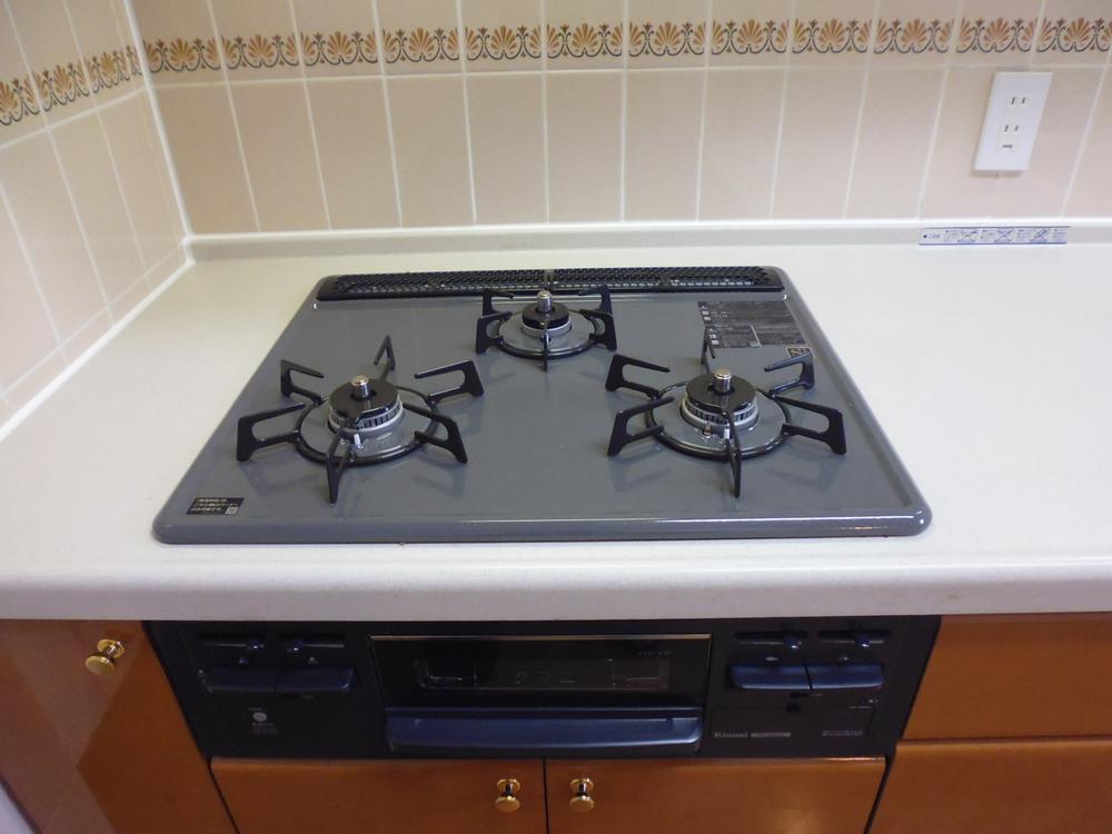 Kitchen. 3-burner stove