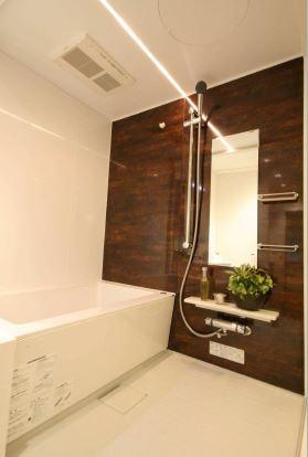 Bathroom. Complete image