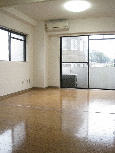 Living and room. Window often room! Easy-to-use flooring!