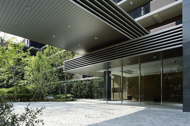 Entrance. A porte-cochere entrance hall