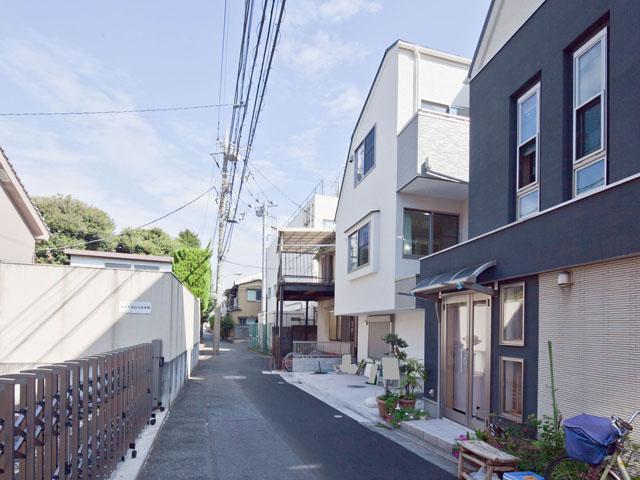 Local photos, including front road. Local (11 May 2011) Shooting