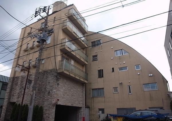 Local appearance photo.  [Mansion of the characteristic appearance] 2002 Built, Located in an 8-minute walk from Tamagawa Station.