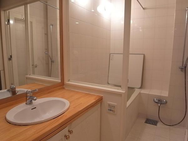 Wash basin, toilet.  [Wash room & bathroom] I do not feel narrowness stress-free space.