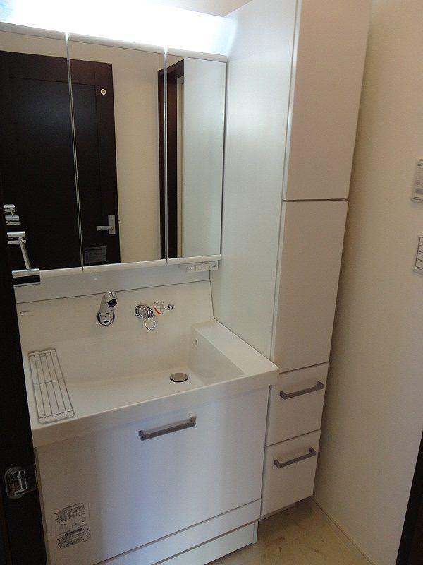 Wash basin, toilet. Example of construction