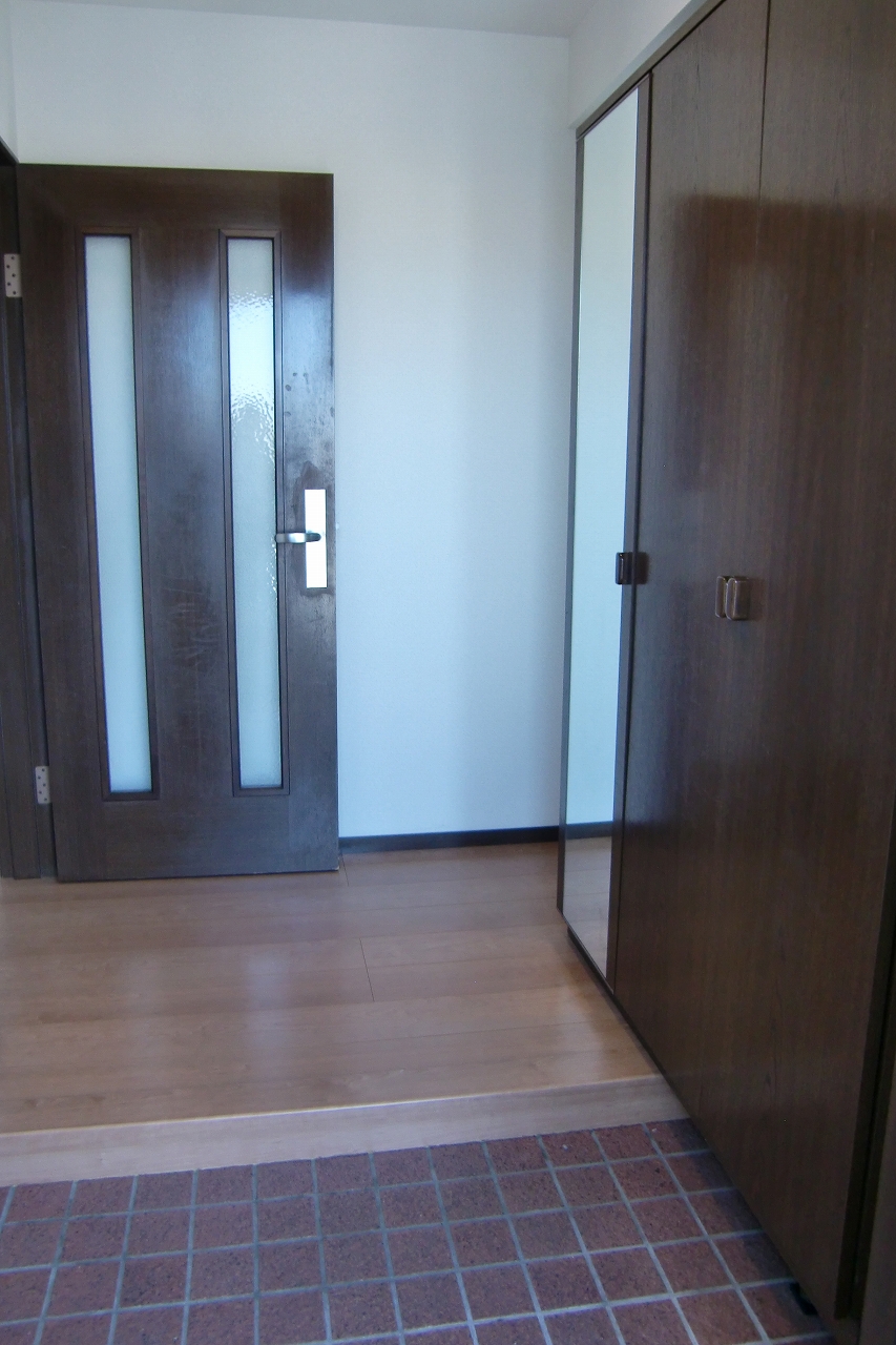 Entrance. Big shoe box Yes