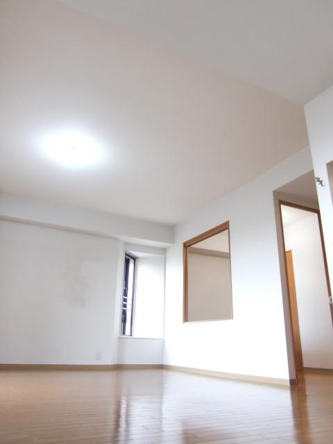 Living. Bright living room sun enters the Shanshan!