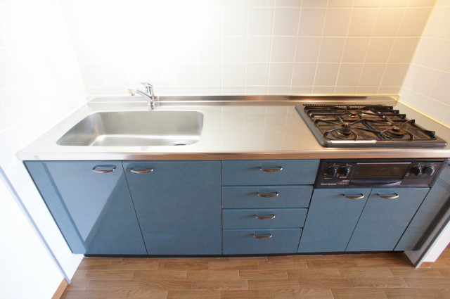Kitchen. 3-neck with gas stove
