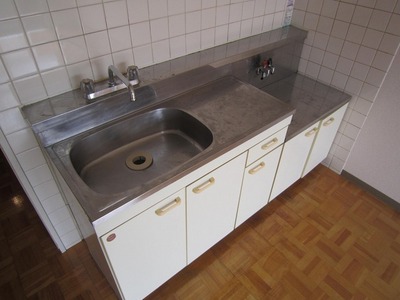 Kitchen. Gas stove 2 burners installed Allowed