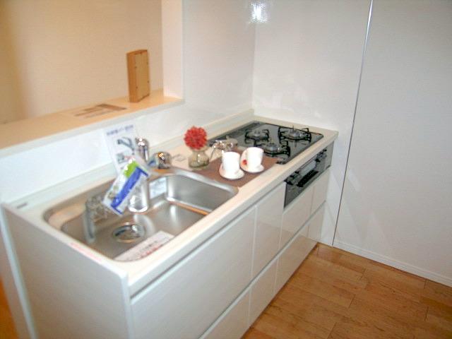 Kitchen. Easy-to-use 3-burner stove