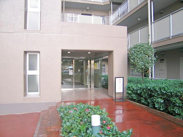 Entrance. Pets is a breeding possible apartment