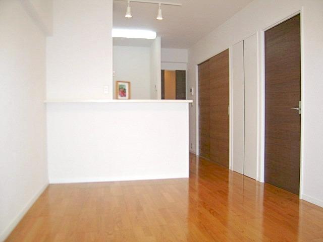 Living. It is face-to-face kitchen with counter room (December 2013) Shooting