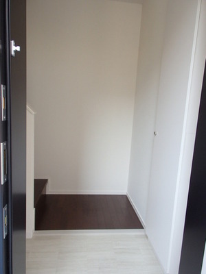 Entrance. Entrance Shoe box To the living room by a dedicated staircase