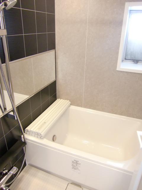 Bathroom. There is a window in the bathroom. Karari floor, Bathroom ventilation dryer, Add-fired with function! !