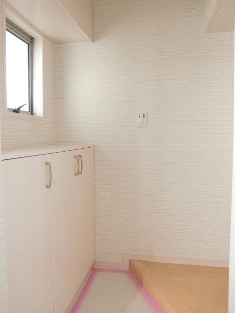 Entrance. With light with motion sensors! spacious, Entrance!