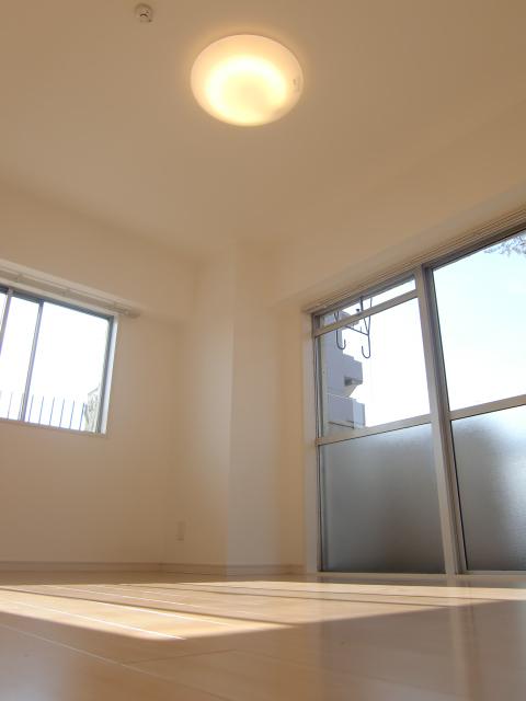 Non-living room. Western-style 3 6.6 Pledge