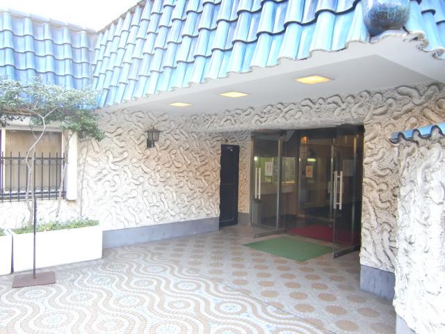 Entrance. Nighttime auto-lock (after 20:00) janitor is the live-in resident management!