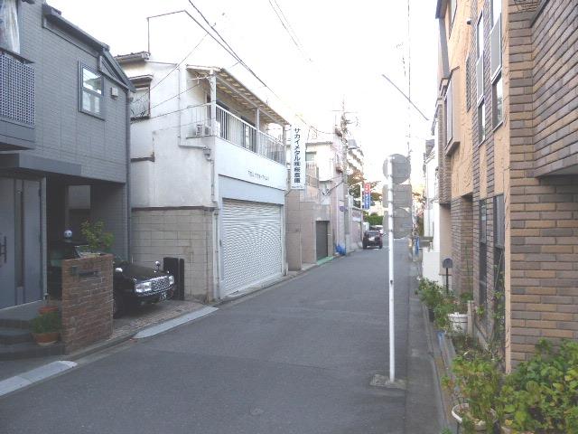 Local photos, including front road. Local (10 May 2011) Shooting