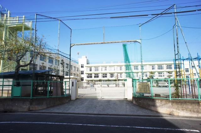Primary school. Ota Ward Tokumochi to elementary school 409m