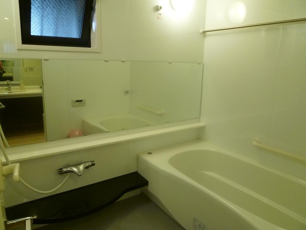 Bathroom. 1620 large bathroom