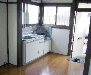Kitchen. Bright kitchen with a window ・ Similarly sink new