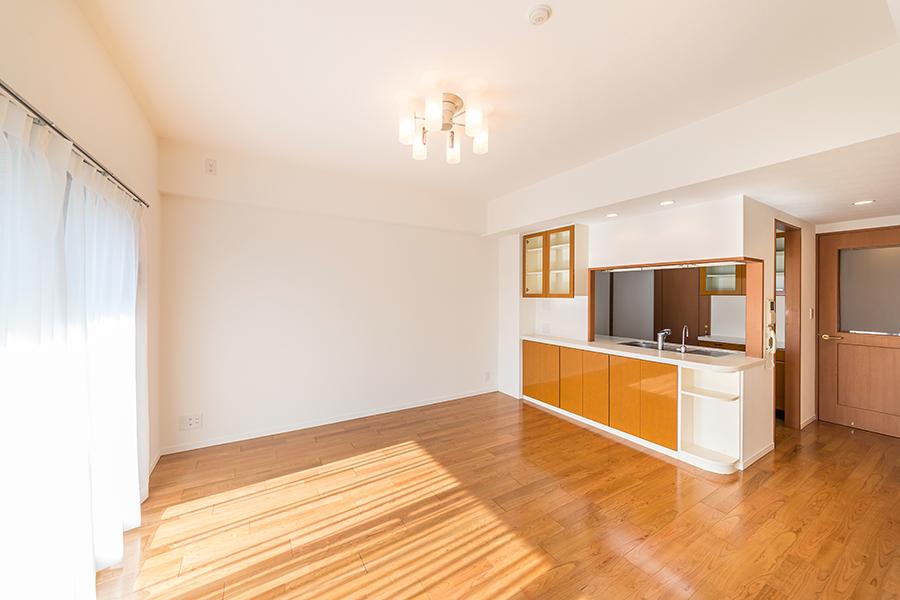 Living. Bright room per southeast angle room