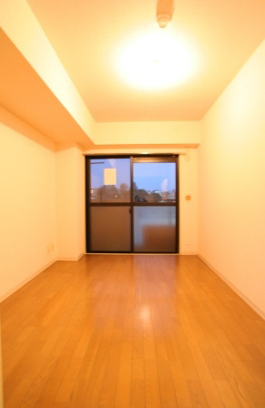 Living and room. Western-style is 6 Pledge.