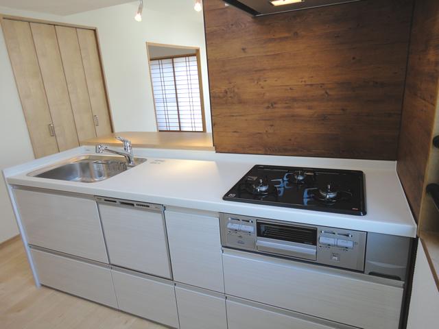 Kitchen. With sterilization function with dishwasher, New fixtures the system kitchen! ! Kitchen panel also use a wood panel that feeling of luxury! !