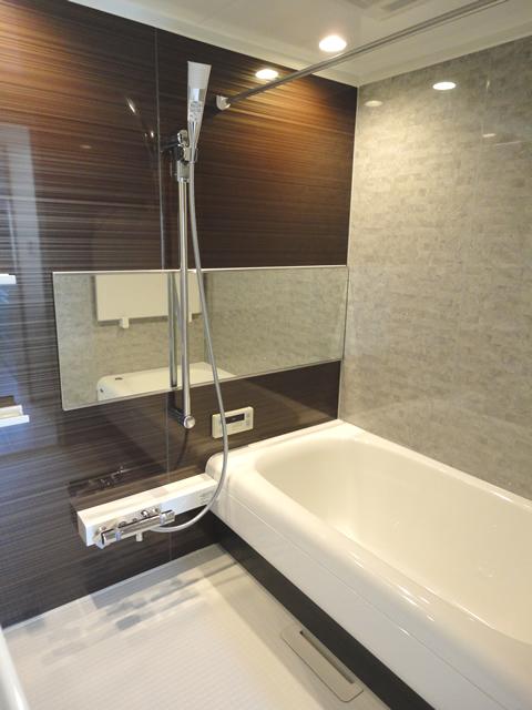 Bathroom. Of course, the system bus is also already the new exchange! ! Bathroom Dryer Heating cool breeze with function! Also to laundry is drying out on a rainy day! Pasting panel feeling of luxury! ! With LED Down Light! !