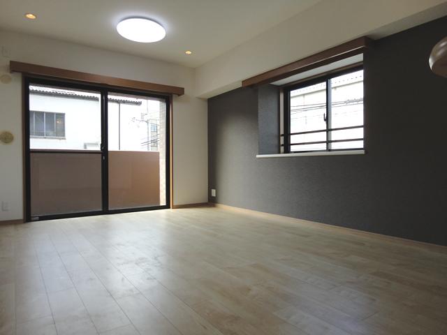 Living. Spacious living room, Senior luxury cross pasting wall of SANGETSU, Flooring We also use the advanced ones! !