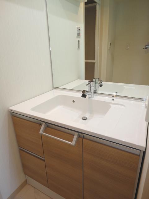 Wash basin, toilet. Indoor (12 May 2013) Shooting