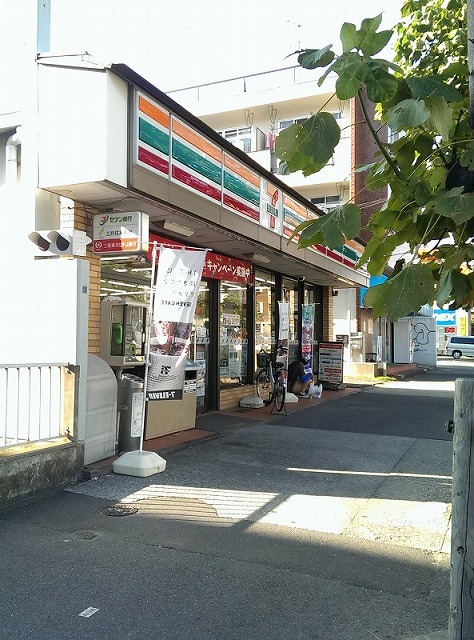 Convenience store. Seven-Eleven Minamimagome store up (convenience store) 619m