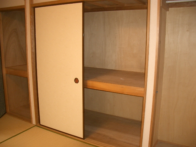 Receipt. Between upper closet with closet 2